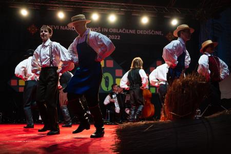 S soncem obsijan drugi festivalski dan 50. Dnevov narodnih noš in oblačilne dediščine v Kamniku (48)